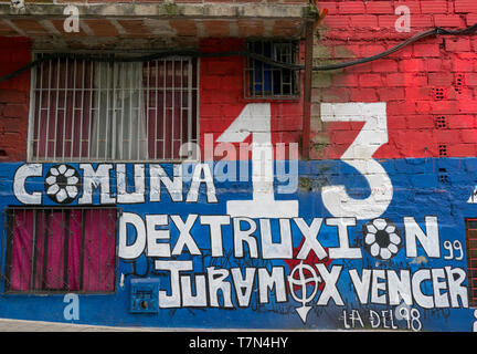 Medellin, Colombie, 10.11.2018. Une fois qu'un cartel de Medellin narco bastion a nice espaces urbains colorés comme ici en commune 13 Banque D'Images