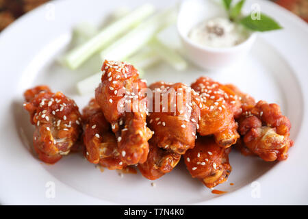 Buffalo wings , poulet frit avec sauce épicée et chaude Banque D'Images