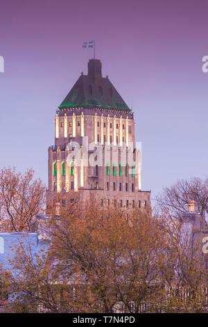 Canada, Québec, Québec, édifice : Building, l'un des plus anciens gratte-ciel au Canada, l'aube, le brouillard Banque D'Images