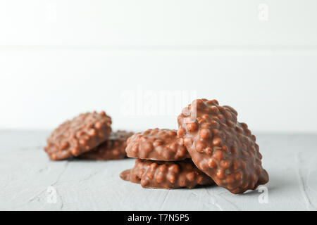 Les cookies au chocolat gris sur fond blanc table contre, l'espace pour le texte Banque D'Images