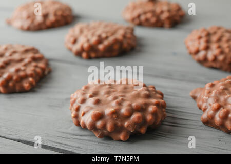 Télévision jeter la composition avec biscuits au chocolat sur fond de bois Banque D'Images