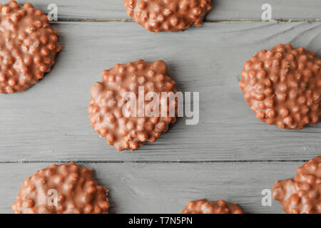 Télévision jeter la composition avec biscuits au chocolat sur fond de bois Banque D'Images