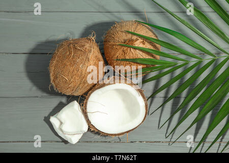 Coco avec branche de palmier sur table en bois, de l'espace pour le texte Banque D'Images