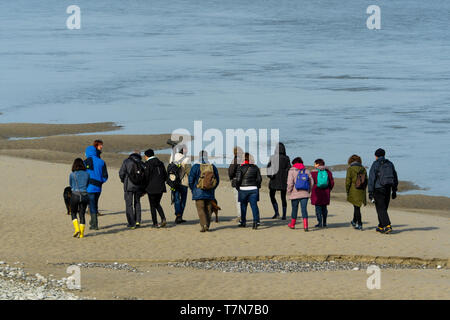 Un groupe d'ornithologues amateurs cherche des oiseaux de mer à Le Hourdel, Baie de Somme, France Banque D'Images