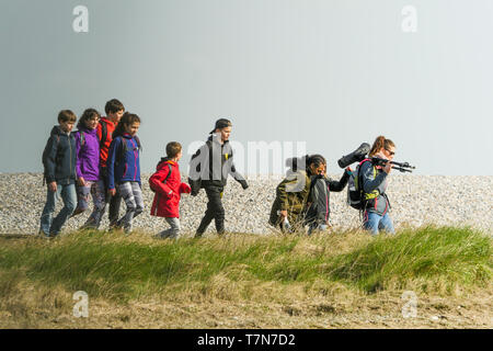 Un groupe d'ornithologues amateurs cherche des oiseaux de mer à Le Hourdel, Baie de Somme, France Banque D'Images