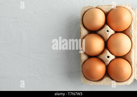 Les oeufs de poule en carton sur fond gris, de l'espace pour le texte Banque D'Images