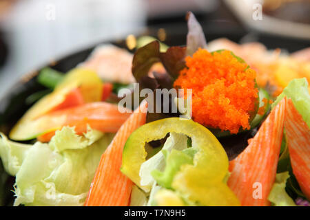 Une salade de fruits de mer avec sauce japonaise Banque D'Images