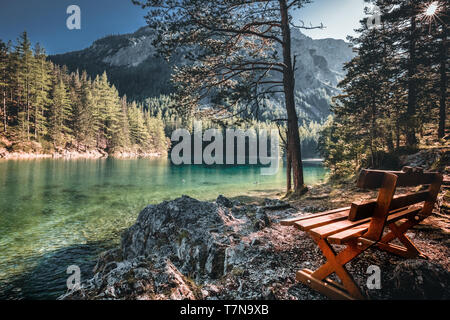 Azur fantastique lac alpin grüner voir en Autriche au printemps avec reflet dans l'eau Banque D'Images