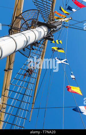 Garçon grimpant le gréement de Brunel SS Grande-Bretagne à Bristol, Angleterre Royaume-Uni en avril Banque D'Images