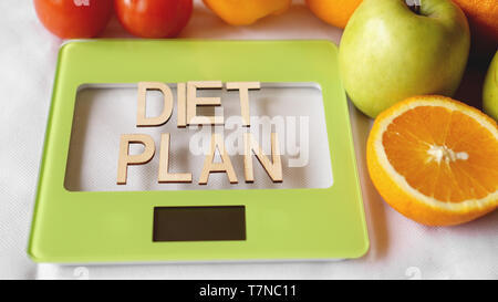 Concept L'alimentation. L'alimentation saine, cuisine balance. Fruits et légumes plan de régime lettrage Banque D'Images