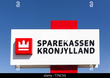 Ebeltoft, Danemark - 5 mai 2016 : Sparekassen Kronjylland logo sur une pancarte. Sparekassen Kronjylland est une banque régionale dont le siège est à Randers Banque D'Images