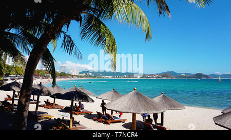 Chaises et parasol à Palm Beach - Maison de vacances tropicales de Hainan, Chine - bannière Banque D'Images