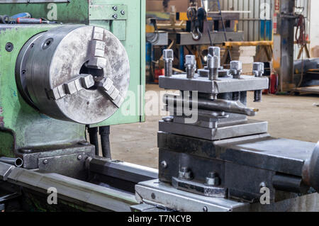 Close up d'un tour dans une usine de machine de meulage Banque D'Images
