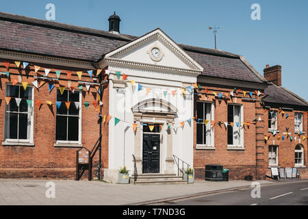 Aulsham, UK - 21 Avril 2019 : Façade d'Aysham town hall décoré avec des banderoles pour Pâques vacances de banque. Aylsham est un marché de la ville historique et de la p Banque D'Images