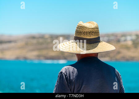 Voyageur australien senior avec chapeau de paille terre visualisation du bateau Banque D'Images