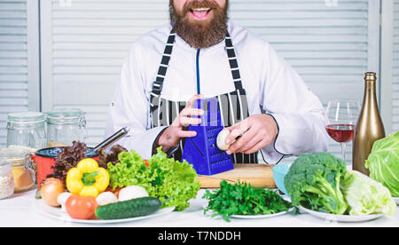 Le goûter. Chef de l'homme à chapeau. Recette goût secret. Végétarien. Mature chef avec barbe. Homme barbu cuisiner dans une cuisine, culinaire. Les régimes et l'alimentation biologique, de vitamine. La cuisson des aliments sains. Banque D'Images