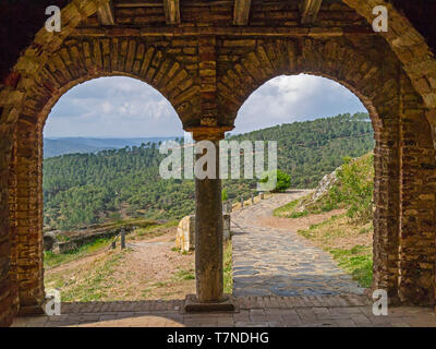 Vue sur la campagne de l'intérieur de la Mezquita Almonaster La Real, de la Sierra de Aracena, Andalicua,Espagne Banque D'Images