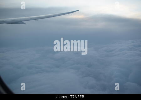Blick aus dem Fenster mit Flugzeugs samt Flügel Banque D'Images