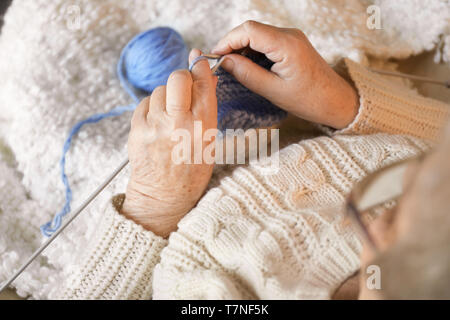 Senior woman knitting chaussette chaude, gros plan Banque D'Images