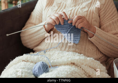 Senior woman knitting chaussette chaude à la maison Banque D'Images