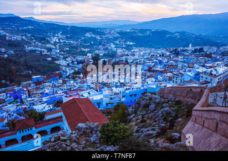 Chefchaouen, Maroc : vue générale à la tombée de la médina, vieille ville, bien connu pour son architecture bleu-lavés. Les murs environnants en premier plan. Banque D'Images