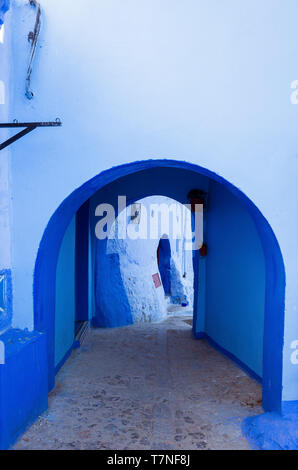 Chefchaouen, Maroc : Bleu-lavé ruelle de la médina, vieille ville. Banque D'Images