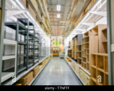 Magasin de meubles de flou d'arrière-plan flou pour l'intérieur. meubles industriels les stocks de marchandises et matériaux en bois. Banque D'Images