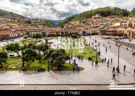 Cusco, Pérou - 3 Avril, 2019 : vue aérienne à la Plaza de Armas et les collines environnantes autour de ville de Cusco au Pérou, comme vu de la tour à Temple Banque D'Images