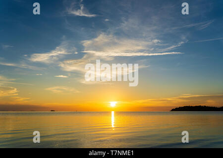 De soleil colorés au fil de l'eau de mer calme près de tropical beach. Concept de vacances d'été. Île de Koh Phangan, Thaïlande Banque D'Images