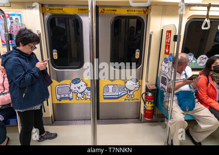 Métro de Taipei à l'intérieur de la voiture. Banque D'Images