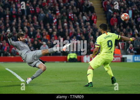 Le centre de Liverpool, Alison Becker sous la pression de Luis Suarez de Barcelone 7e mail 2019 , Stade d'Anfield, Liverpool, Angleterre ; demi-finale de la Ligue des Champions, match retour, Liverpool FC vs FC Barcelone Crédit : Terry Donnelly/News Images Banque D'Images