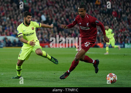 Le centre de Liverpool, Joel Matip sous la pression de Luis Suarez de Barcelone 7e mail 2019 , Stade d'Anfield, Liverpool, Angleterre ; demi-finale de la Ligue des Champions, match retour, Liverpool FC vs FC Barcelone Crédit : Terry Donnelly/News Images Banque D'Images