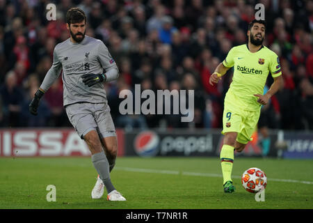 Le centre de Liverpool, Alison Becker sous la pression de Luis Suarez de Barcelone 7e mail 2019 , Stade d'Anfield, Liverpool, Angleterre ; demi-finale de la Ligue des Champions, match retour, Liverpool FC vs FC Barcelone Crédit : Terry Donnelly/News Images Banque D'Images