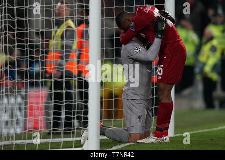 Le centre de Liverpool, Alison Becker célèbre avec Liverpool Georginio Wijnaldum à la fin du match 7ème Mail 2019 , Stade d'Anfield, Liverpool, Angleterre ; demi-finale de la Ligue des Champions, match retour, Liverpool FC vs FC Barcelone Crédit : Terry Donnelly/News Images Banque D'Images