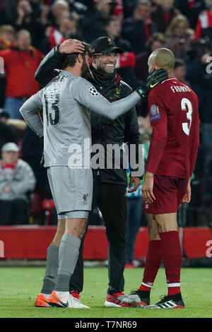 Manager de Liverpool Jurgen Klopp de Liverpool célèbre avec Alison Becker (L) de Liverpool et Fabinho (R) 7e mail 2019 , Stade d'Anfield, Liverpool, Angleterre ; demi-finale de la Ligue des Champions, match retour, Liverpool FC vs FC Barcelone Crédit : Terry Donnelly/News Images Banque D'Images