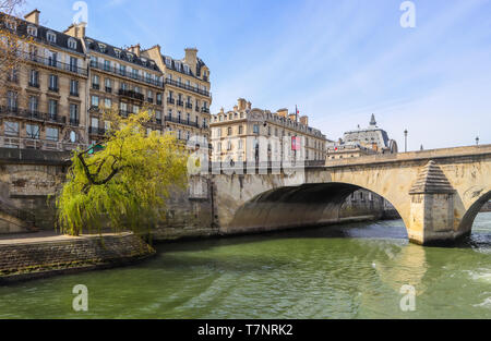 L'un des plus vieux pont ( Pont Royal ) l'ensemble de Seine et beaux bâtiments historiques de Paris France. Avril 2019 Banque D'Images