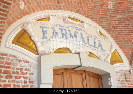 Vicoforte, Italie - 17 août 2016 : arcade en briques rouges autour de l'église Sanctuaire de Vicoforte, ancienne pharmacie sign en Piémont, Italie Banque D'Images