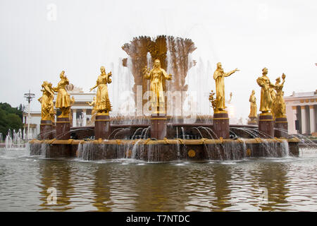 Russie, Moscou, le 28 juillet 2018. Exposition des réalisations de l'économie nationale. Fontaine à VDNH Banque D'Images