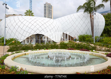 MONTE CARLO, MONACO - le 20 août 2016 : Pavillons Monte Carlo centre commercial avec fontaine dans une journée d'été à Monte Carlo, Monaco. Banque D'Images