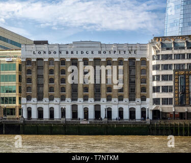 LONDRES, Royaume-Uni - 04 JUILLET 2018 : London Bridge Hospital Building vu de la Tamise avec des panneaux Banque D'Images