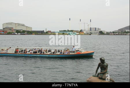 Copenhague. Juin-15-2017. Les touristes de la voile depuis longtemps la petite sirène dans le port de Copenhague. Danemark Banque D'Images