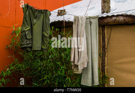 Les vêtements sales accrochés sur une ligne de lavage extérieur, randonnées, vivant dans la nature Banque D'Images