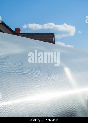 Des feuilles de polycarbonate dans le cadre de la construction de serres modernes, ciel bleu Banque D'Images