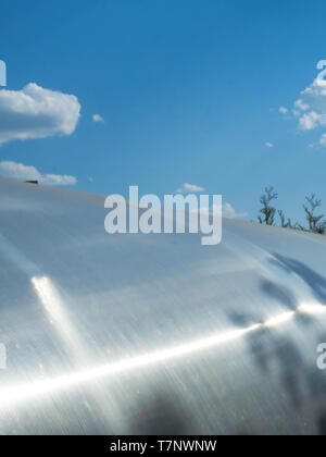 Des feuilles de polycarbonate dans le cadre de la construction de serres modernes, ciel bleu Banque D'Images