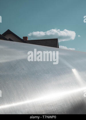 Des feuilles de polycarbonate dans le cadre de la construction de serres modernes, ciel bleu Banque D'Images