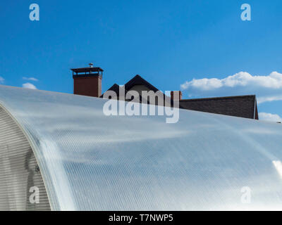 Des feuilles de polycarbonate dans le cadre de la construction de serres modernes, ciel bleu Banque D'Images