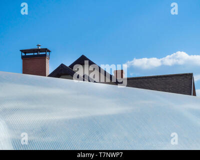 Des feuilles de polycarbonate dans le cadre de la construction de serres modernes, ciel bleu Banque D'Images