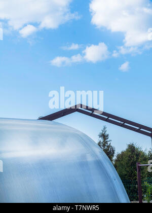 Des feuilles de polycarbonate dans le cadre de la construction de serres modernes, ciel bleu Banque D'Images