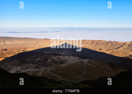 L'ombre du Volcan Teide au coucher du soleil. Par le lever et le coucher du soleil sur le Mont Teide projets la plus grande dans le monde de l'ombre, Tenerife, Espagne. Banque D'Images