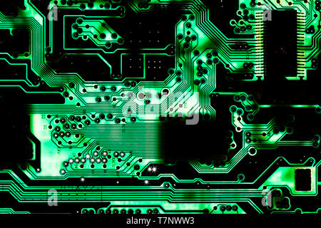 Photo macro de circuit imprimé rétro-éclairé avec des frites Banque D'Images